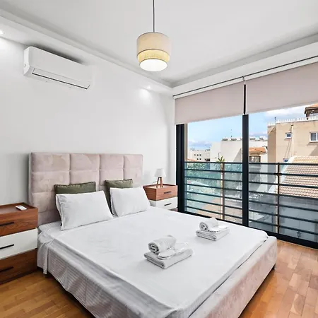 Downtown Finikoudes * ラルナカ